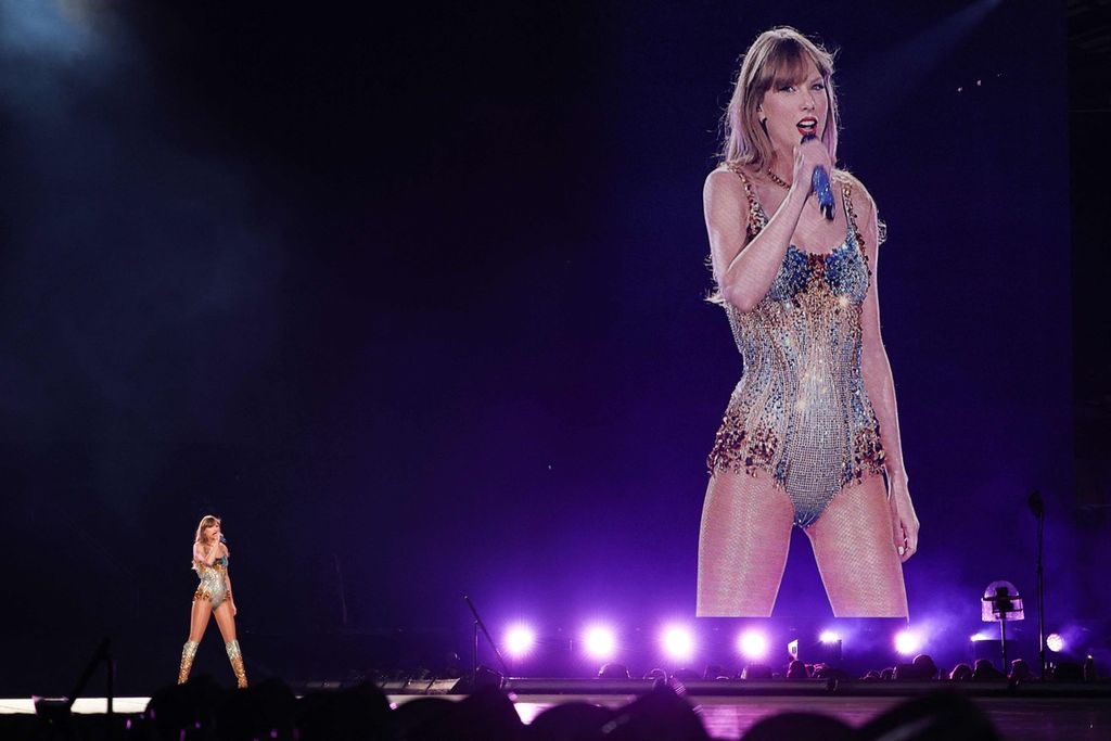Penyayi asal Amerika Serikat, Taylor Swift, tampil di panggung dalam konser Eras World Tour di Sydney, Jumat (23/2/2024). 