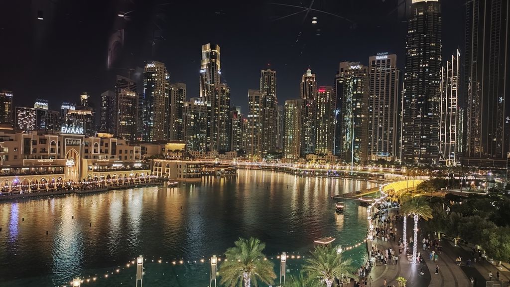Pemandangan gedung-gedung tinggi di kawasan Burj Khalifa-Dubai Mall, Dubai pada Selasa malam (31/10/2023)