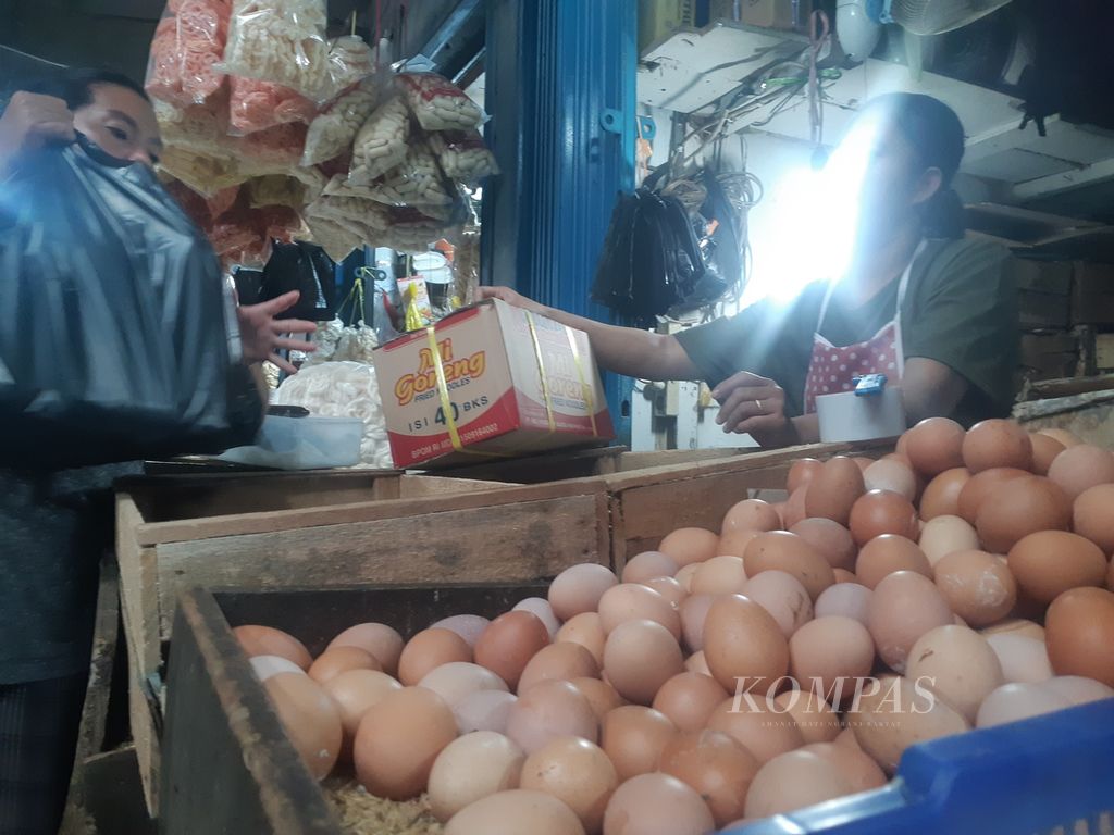 Seorang penjual telur ayam di Pasar Km 5 Palembang sedang melayani pembeli, Senin (5/9/2022). Pascakenaikan harga BBM, harga sejumlah kebutuhan bahan pokok merangkak naik. Kondisi ini berdampak pada menurunnya daya beli masyarakat.
