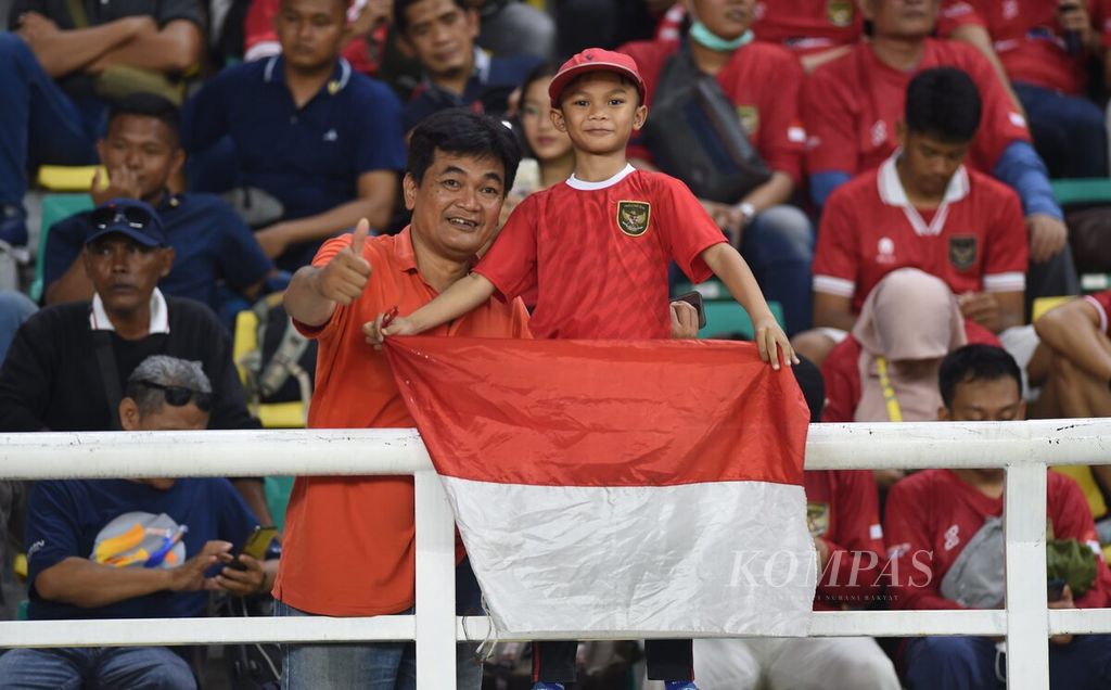 Suporter menyaksikan laga Indonesia melawan Ekuador dalam babak penyisihan Grup A Piala Dunia U-17 2023 di Stadion Gelora Bung Tomo, Surabaya, Jawa Timur, Jumat (10/11/2023). 