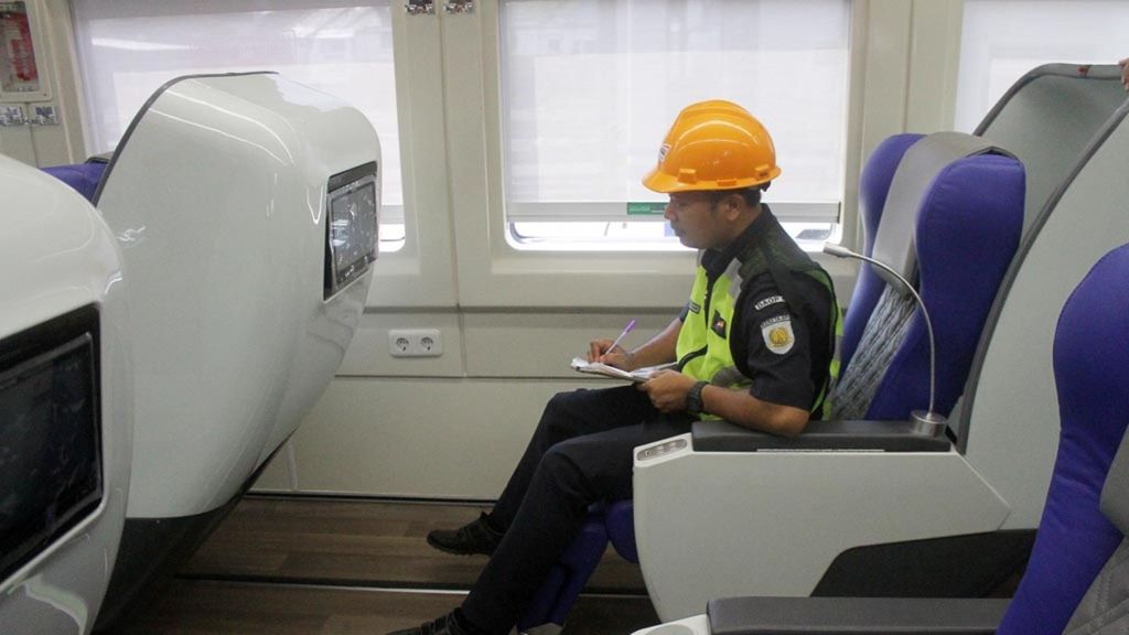 Petugas PT Kereta Api Indonesia Daop VIII mengecek kelengkapan fasilitas di Gerbong Luxury sebelum dioperasikan dengan lokomotif KA Gajayana jurusan Malang-Jakarta di Stasiun Kotabaru Malang, Jawa Timur, Sabtu (25/5/2019). 