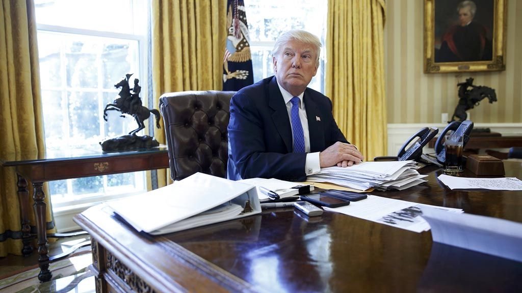Presiden Amerika Serikat  Donald Trump serius menjawab pertanyaan Reuters dalam wawancara di Ruang Oval, Gedung Putih, Kamis (23/2).