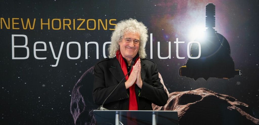 Astrofisikawan, anggota misi New Horizons, dan juga gitaris band rock Queen, Brian May, saat menyambut wahana New Horizons terbang melintasi Ultima Thule di Laboratorium Fisika Terapan, Universitas John Hopkins, Laurel, Maryland, Amerika Serikat, 31 Desember 2018. 