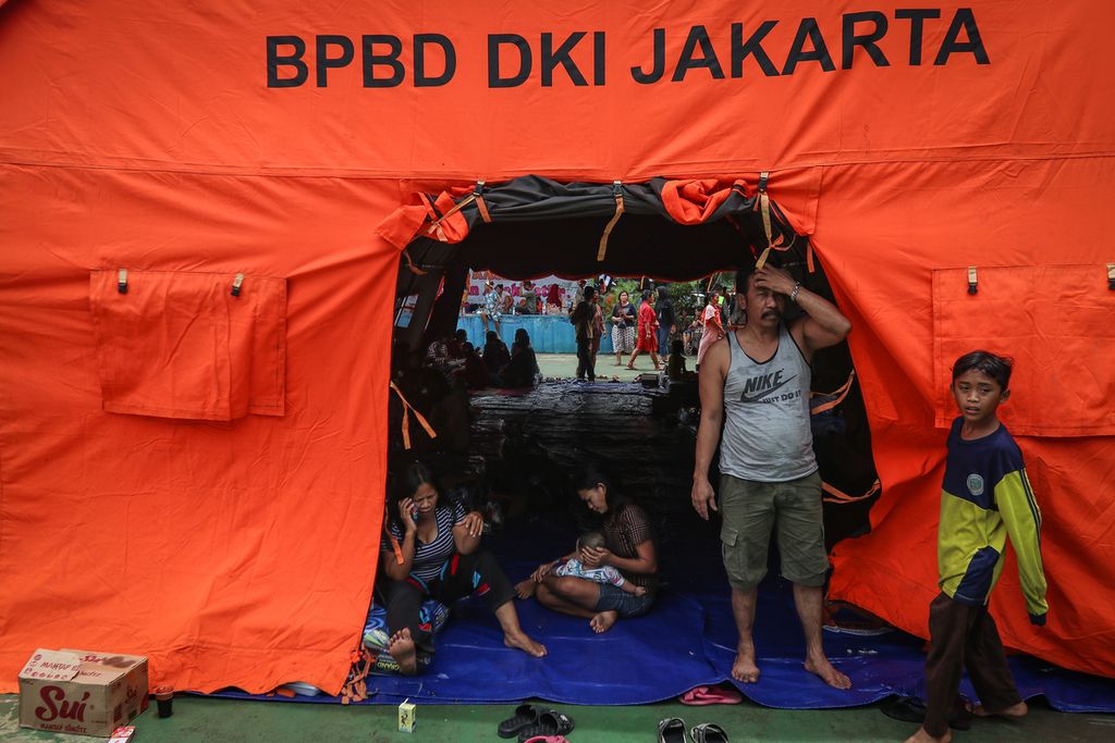 Sejumlah warga yang mengungsi beristirahat di salah satu tenda di Ruang Publik Terpadu Ramah Anak (RPTRA) Rasela, Rawa Badak Selatan, Koja, Jakarta Utara, Sabtu (4/3/2023). RPTRA Rasela menjadi salah satu tempat pengungsian ratusan warga terdampak kebakaran Depo Pertamina Plumpang pada Jumat (3/3/2023) malam. Sebanyak 418 pengungsi ditampung di empat tenda dan aula di area RPTRA Rasela. 