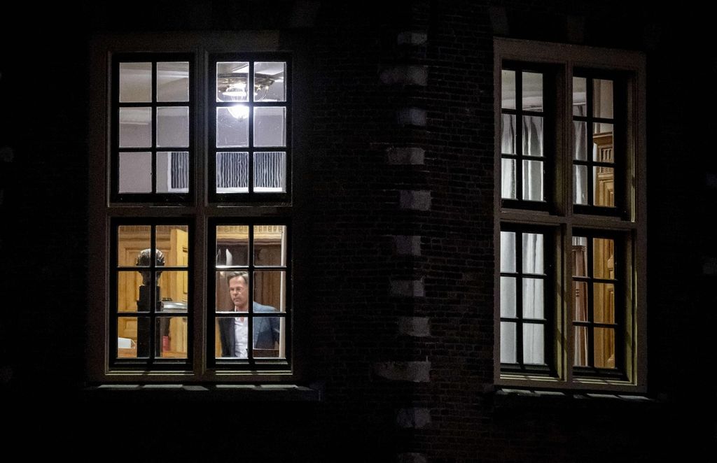 Perdana Menteri sementara Belanda Mark Rutte meninggalkan kantornya di Den Haag, Belanda, setelah bubarnya kabinet pemerintahan yang dipimpinnya, Jumat (7/7/2023). 