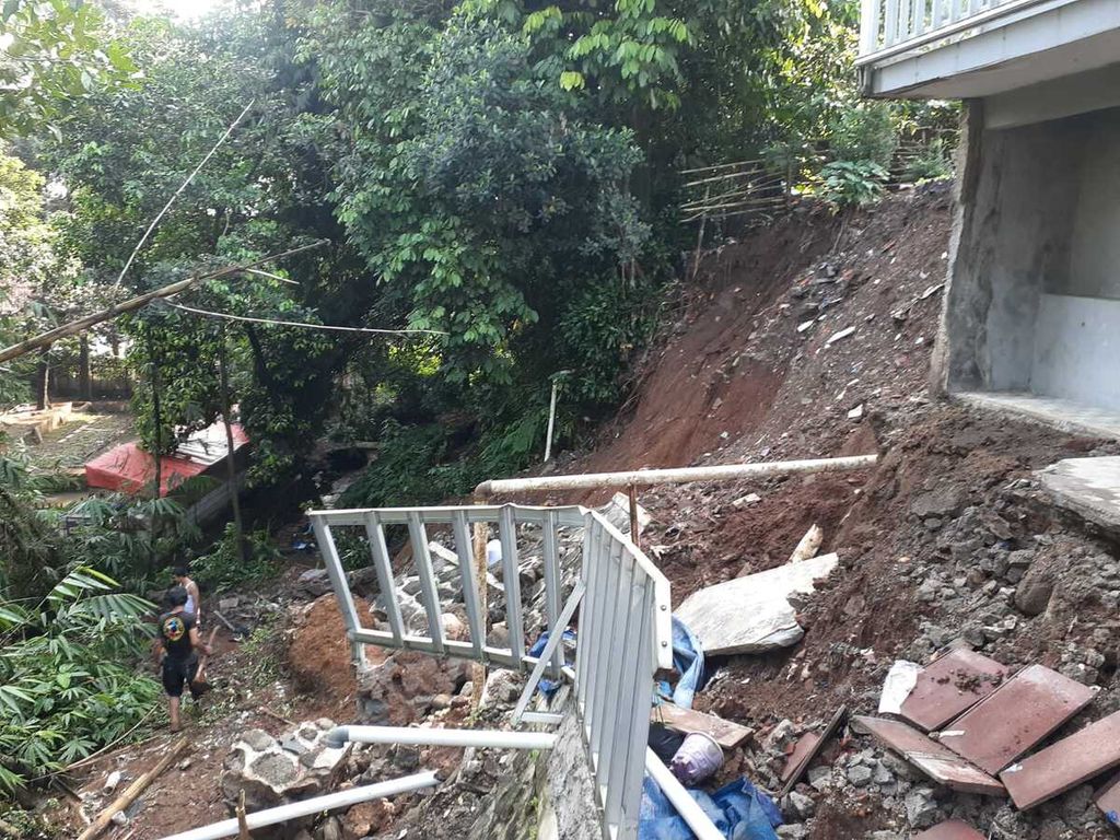 Hujan intensitas tinggi menyebabkan bencana banjir dan longsor di sejumlah lokasi di Kota Bogor, Jawa Barat, Senin (19/6/2023).