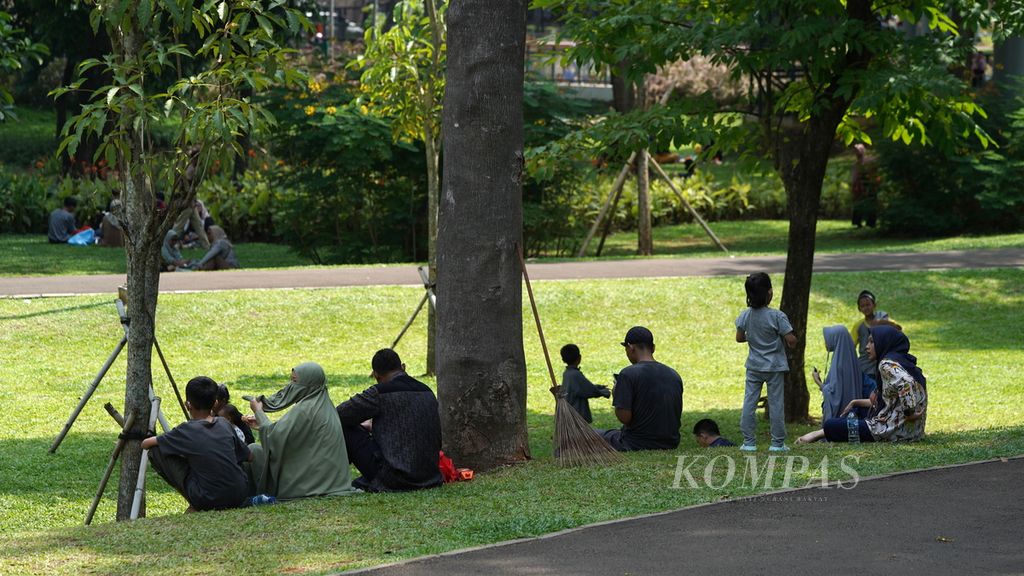 Warga berteduh di bawah rindangnya pohon di Tebet Eco Park di Kelurahan Tebet Barat, Jakarta Selatan, Rabu (26/4/2023). Taman seluas 7,3 hektar yang terbagi menjadi dua sisi, utara dan selatan, ini selesai direvitalisasi sejak 2021. Areal yang sebelumnya bernama Taman Tebet ini menghadirkan ruang terbuka hijau (RTH) dan ruang terbuka biru (RTB). Tebet Eco Park menjadi percontohan ruang terbuka yang mengusung kegiatan edukasi dan rekreasi dengan pendekatan ekologi lingkungan hidup. Tebet Eco Park juga dijadikan kawasan zona emisi rendah pada akhir pekan dan hari libur nasional. 