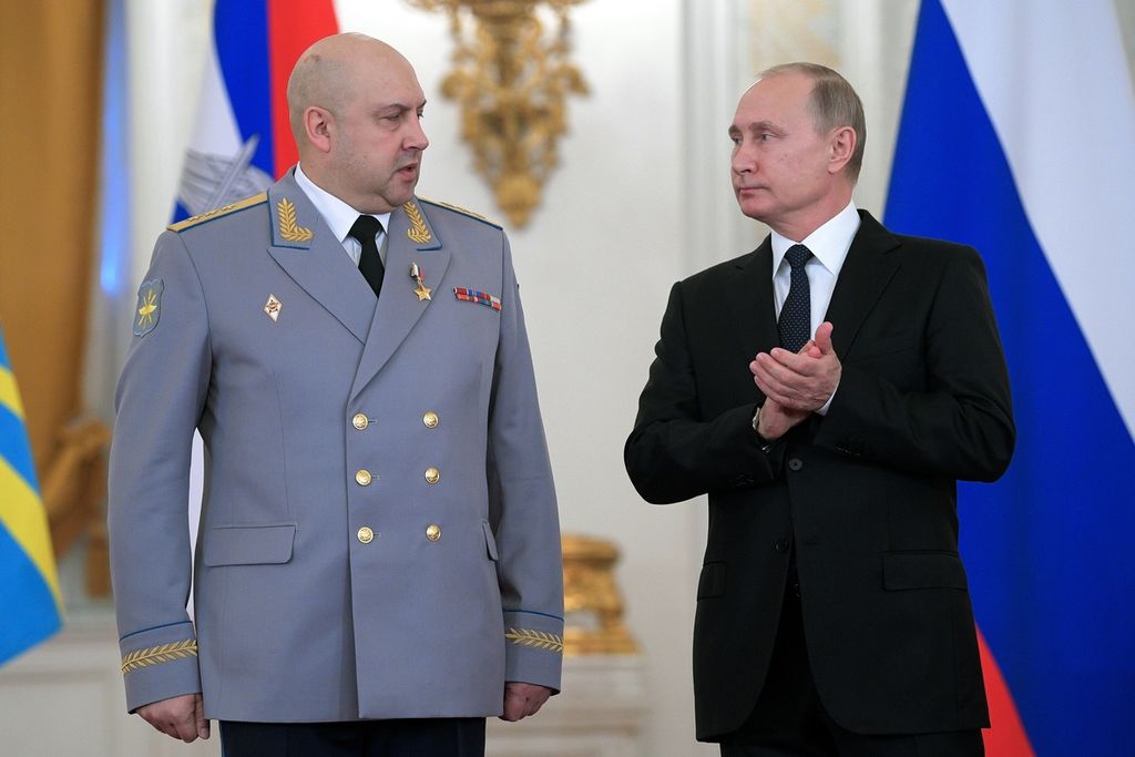 Kolonel Jenderal Sergey Surovikin (kiri) bersama Presiden Rusia Vladimir Putin di Kremlin, Moskwa, Rusia, 28 Desember 2017, dalam upacara penghargaan terhadap tentara Rusia yang bertempur di Suriah. 