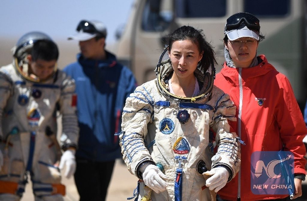 Wang Yaping menjadi perempuan antariksawan China pertama yang bekerja di luar stasiun luar angkasa (<i>spacewalk</i>) China, Tiangong, pada 7 November 2021 selama 6 jam 25 menit.