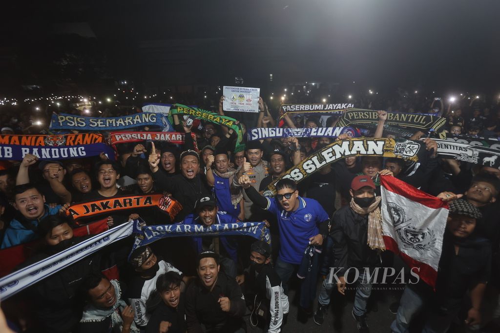 Perwakilan suporter dari sejumlah tim sepak bola berkumpul setelah melakukan doa bersama untuk mendoakan para korban tragedi Stadion Kanjuruhan di Stadion Mandala Krida, Yogyakarta, Selasa (4/10/2022) malam.  