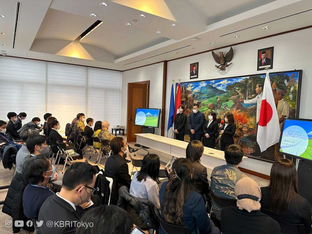 Perwakilan mahasiswa Yamanashi Gakuin University (YGU), Jepang, bertandang ke Kedutaan Besar RI di Tokyo pada Kamis (19/1/2023). Lawatan itu merupakan salah satu upaya diplomasi publik KBRI Tokyo dan meningkatkan hubungan Indonesia-Jepang