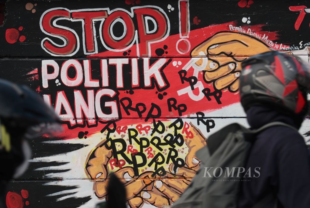 Mural menyambut Pemilihan Umum 2024 digambar di tembok pembatas di kawasan Margonda, Depok, Jawa Barat, Sabtu (17/6/2023). 