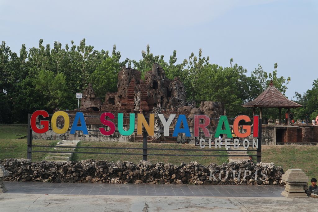 Suasana Goa Sunyaragi di Kota Cirebon, Jawa Barat, Minggu (24/10/2021) sore. Destinasi wisata itu mulai ramai dikunjungi warga seiring pelonggaran pemberlakuan pembatasan kegiatan masyarakat (PPKM).