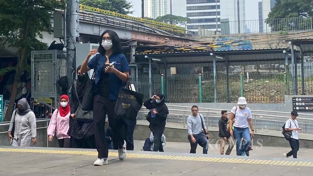 Masyarakat berjalan di kawasan Stasiun Sudirman, Jakarta Pusat, Minggu (20/8/2023). Sebagian dari mereka memakai masker untuk melindungi diri dari polusi udara.