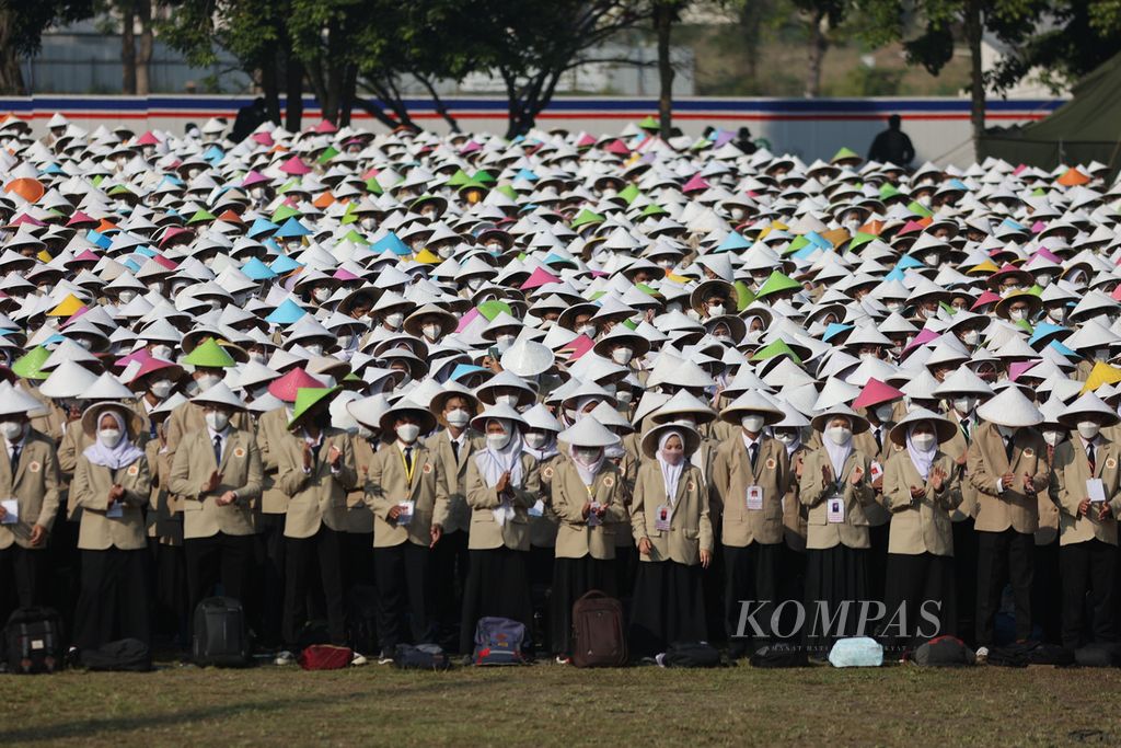 Mahasiswa mengikuti upacara penerimaan mahasiswa baru di Lapangan Pancasila UGM, Yogyakarta, Senin (1/8/2022). Mahasiswa diharapkan dapat mengembangkan <i>soft skills</i> dengan mengikuti organisasi kemahasiswaan. 