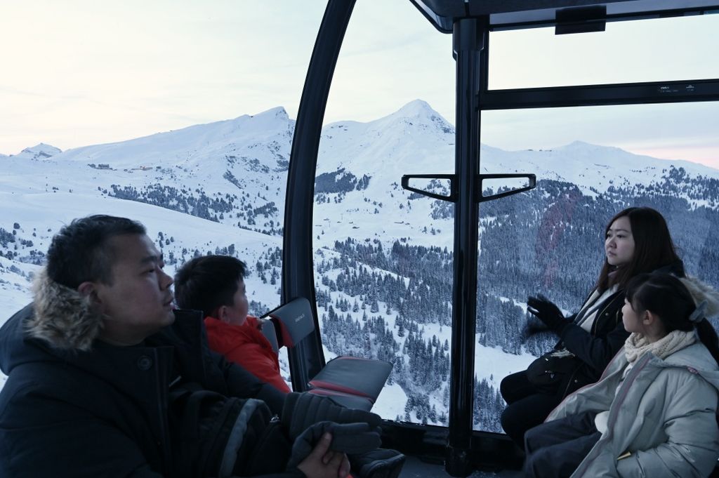 Pemandangan Pegunungan Alpen di Swiss difoto dari gondola, Sabtu (17/12/2022).
