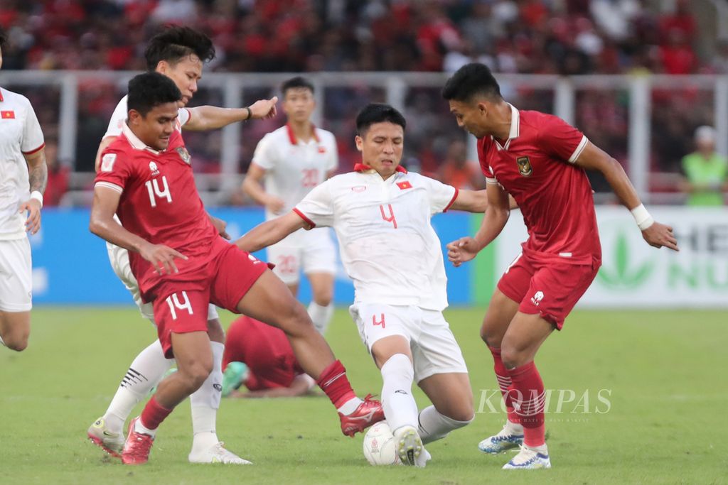 Pemain Indonesia, Asnawi Mangkualam Bahar (kedua dari kiri) berusaha berusaha merebut bola dari gocekan pemain Vietnam, Bui Tien Dung (kedua dari kanan), dalam laga semifinal Piala AFF <i>leg</i> 1 di Stadion Utama Gelora Bung Karno, Senayan, Jakarta, Jumat (6/1/2023).