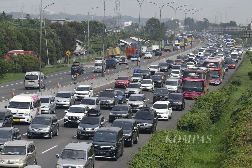 Kemacetan terjadi di Tol Jakarta-Cikampek di sekitar Kilometer 54, Karawang, Jumat (29/4/2022). Volume kendaraan dari Jakarta yang menuju ke arah timur terus meningkat pada H-3 Lebaran yang diprediksi  menjadi puncak arus mudik. 