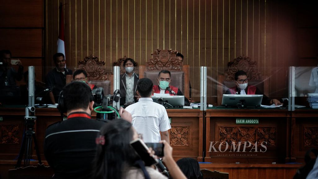 Terdakwa Richard Eliezer Pudihang Lumiu berdiri saat dibacakan vonis oleh majelis hakim di Pengadilan Negeri Jakarta Selatan, Jakarta, Rabu (15/2/2023). 