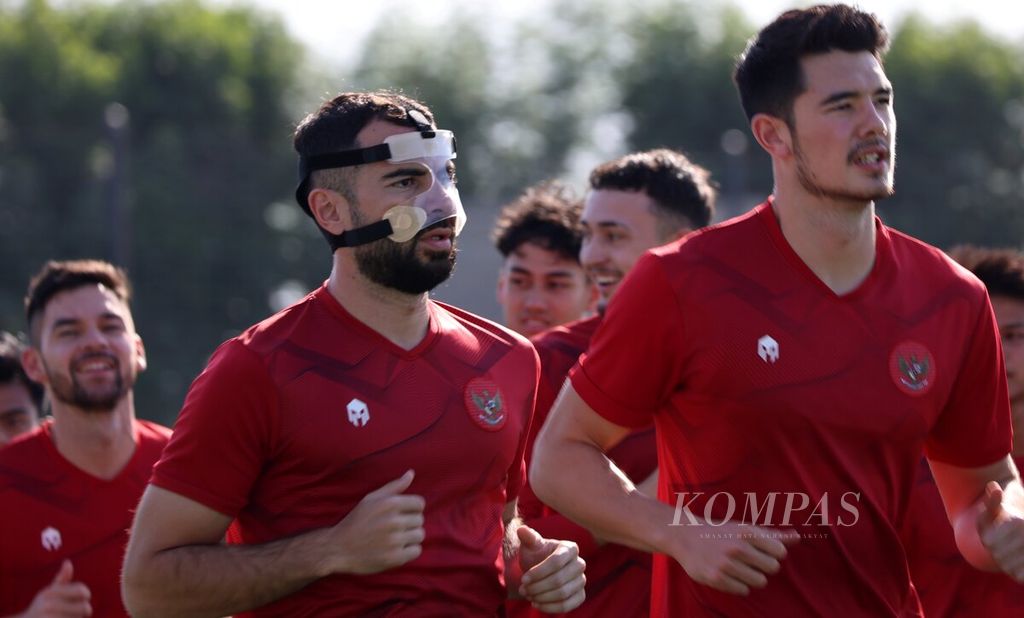 Pemain Indonesia, Jordi Amat, mengenakan topeng wajah saat berlatih di lapangan Al Egla Training Facility, Lusail, Qatar, Senin (22/1/2024). Jordi mengalami patah tulang dekat hidung saat tampil melawan Vietnam.
