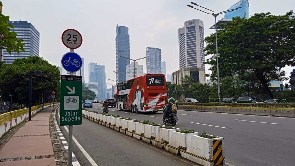 Kondisi jalur khusus sepeda di Jalan Sudirman-Thamrin, Rabu (11/10/2022). Beberapa sepeda motor sesekali memasuki jalur ini. Saat ini kondisi jalur khusus sepeda tidak rata dan berlubang.