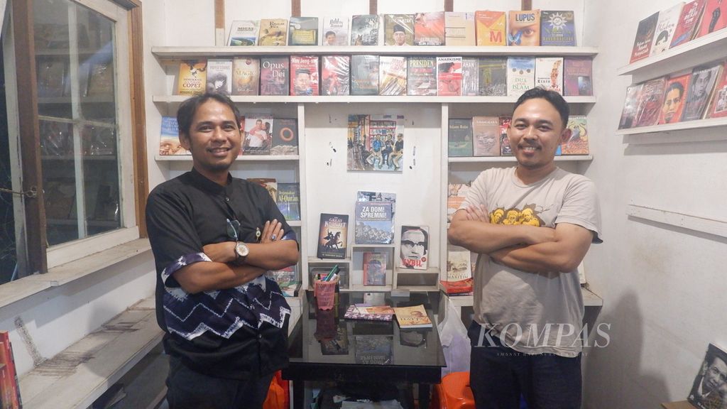 Hajriansyah (kiri) dan Arif Rahman Hakim (kanan), pendiri Kampung Buku Banjarmasin, saat dijumpai di Banjarmasin, Kalimantan Selatan, Rabu (10/1/2024) malam. Lewat kampung buku yang dibentuk pada 10 Juli 2019, mereka membangun gerakan literasi demi tumbuhnya minat membaca, menulis, dan berpikir kritis.