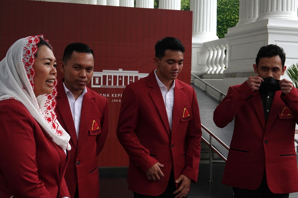 Ketua Umum Pengurus Besar Federasi Panjat Tebing Indonesia (PB FPTI) Yenny Wahid didampingi para atlet panjat tebing seusai bertemu dengan Presiden Joko Widodo di Istana Kepresidenan, Jakarta, Rabu (21/9/2022). 