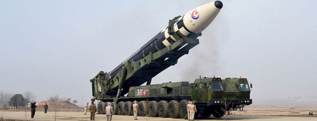 Foto yang dirilis kantor berita KCNA pada 25 Maret 2022 menunjukkan tipe baru rudal balistik antarbenua, Hwasong-17, di sebuah lokasi yang dirahasiakan di Korea Utara. 