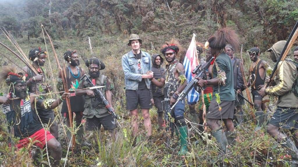 Dalam foto yang dirilis TPN-OPM ini, tampak pilot pesawat Susi Air PK-BVY, Philip Mark Mehrtens, yang disandera kelompok TPN-OPM pimpinan Egianus Kogoya di Kabupaten Nduga, Papua Pegunungan, sejak 7 Februari 2023.