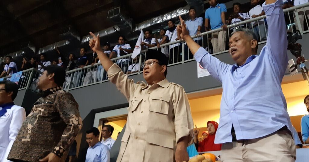 Prabowo Subianto (center) was singing along with the workers when attending the 20th anniversary of the Metal Workers Federation of Indonesia at Sport Mall Kelapa Gading, North Jakarta, on Wednesday (1/6/2019).