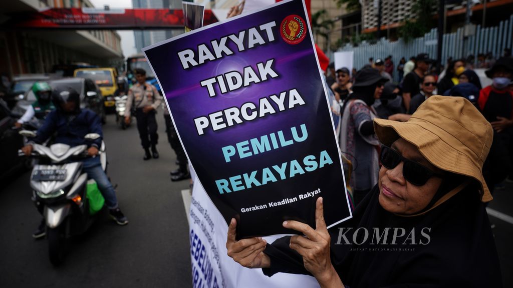 Massa dari Gerakan Keadilan Rakyat saat menggelar aksi di depan kantor Badan Pengawas Pemilu (Bawaslu) RI, Jakarta, 19 Februari 2024.  