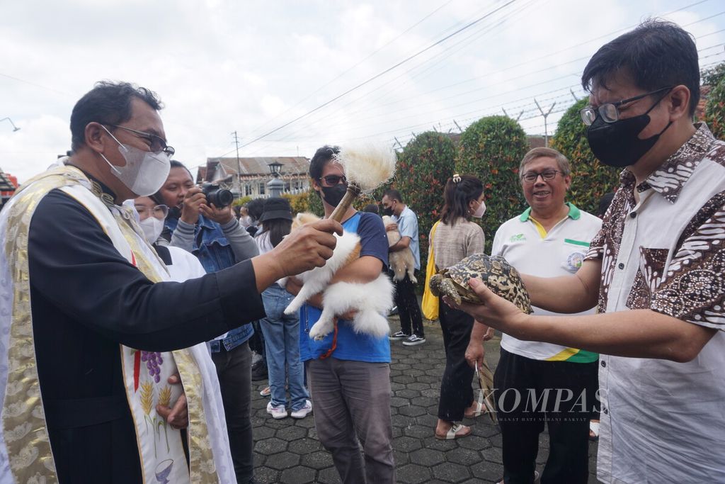 Pastor Paroki Gereja Katolik Santo Yosep Purwokerto Valentinus Sumanto Winata mereciki air suci kepada kura-kura di Kabupaten Banyumas, Jawa Tengah, Minggu (20/11/2022).