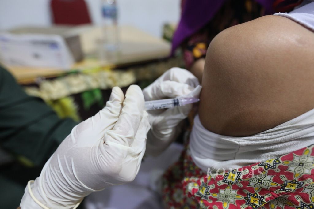 Tenaga medis Puskesmas Cakung memberikan suntikan imunisasi saat pelaksanaan program imunisasi pada anak usia sekolah dasar atau disebut BIAS (Bulan Imunisasi Anak Sekolah) di SDN 02 Pulogebang, Jakarta Timur, Kamis (10/8/2023). 