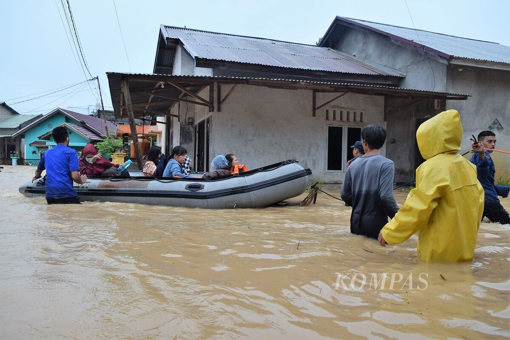 Banjir menerjang Perumahan Kembar Lestari II, Kota Jambi, Kamis (31/12/2020).