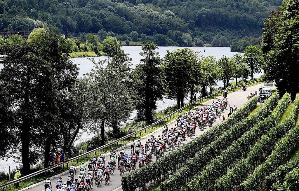 Rombongan besar pebalap menjalani  etape keempat lomba balap sepeda Tour de France yang menempuh jarak 207,5 kilometer dari Mondorf-les-Bains (Luxembourg) hingga finis di   Vittel, Perancis, Selasa (4/7). Etape dengan mayoritas jalur datar ini menjadi persaingan para jagoan sprint. 