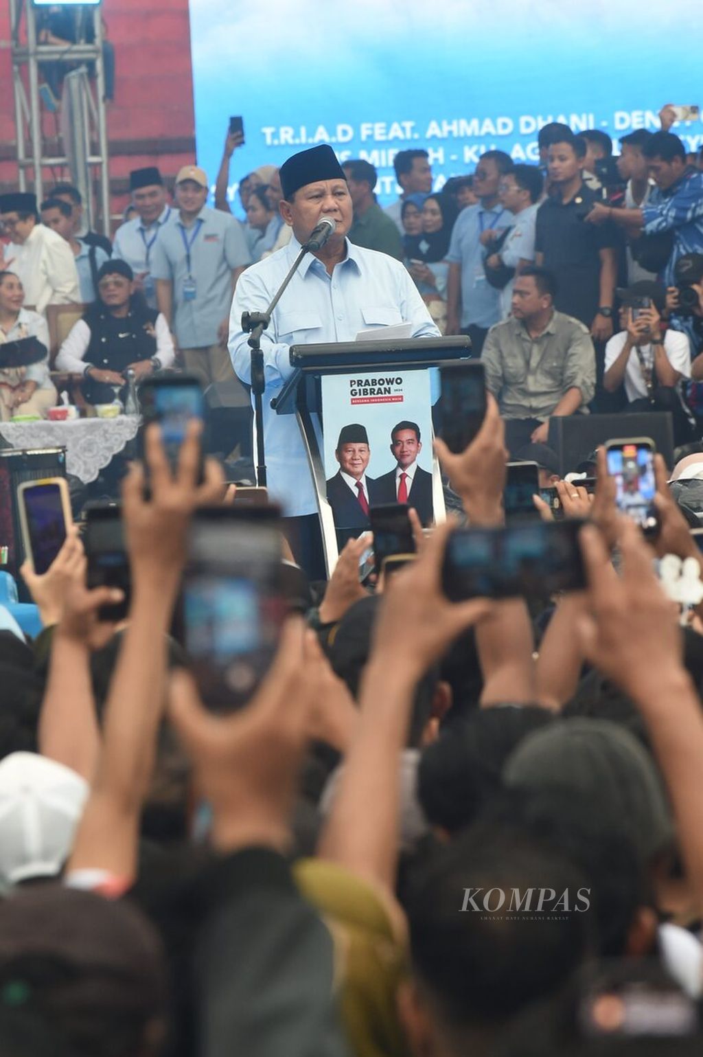 Calon presiden nomor urut 2, Prabowo Subianto, berpidato di hadapan pendukungnya di Pesta Rakyat Wis Wayahe di Stadion Gelora Delta, Sidoarjo, Jumat (9/2/2024). 
