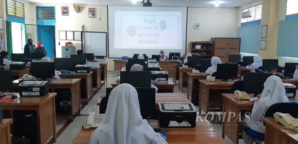 Suasana belajar-mengajar pada hari pertama penyelenggaraan PTM terbatas di SMK Negeri 10 Jakarta, Cawang, Kramatjati, Jakarta Timur, Senin (30/8/2021).