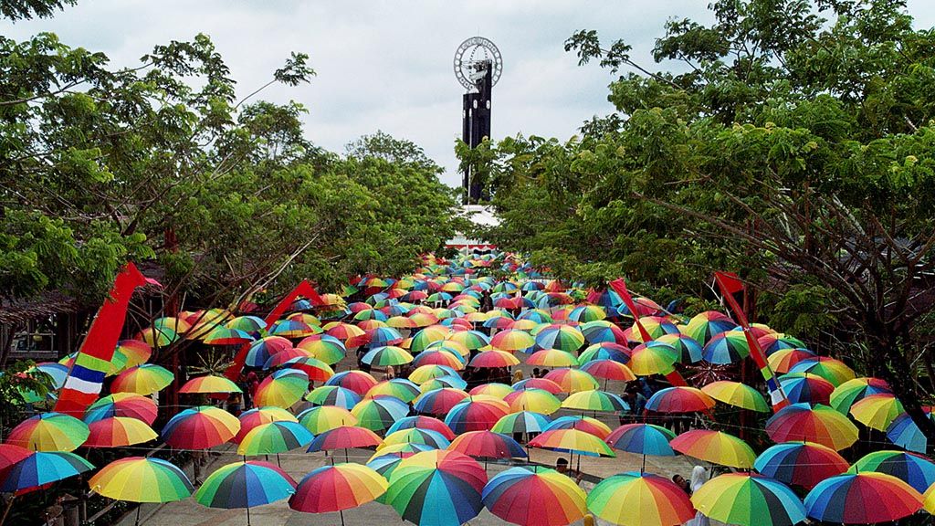 Payung seakan beterbangan di sekitar Tugu Khatulistiwa di Pontianak Utara, Kalimantan Barat, Rabu (21/3). Tugu Khatulistiwa menjadi salah satu daya tarik utama wisatawan yang mengunjungi Pontianak.