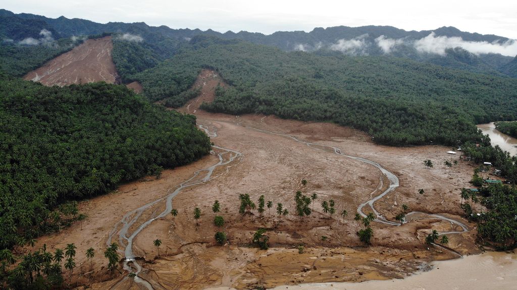 Pemandangan udara kawasan yang dilanda tanah longsor di Desa Kantagnos, kota Baybay, Provinsi Leyte, Filipina, 13 April 2022, menyusul hujan deras yang dibawa badai tropis Megi. 