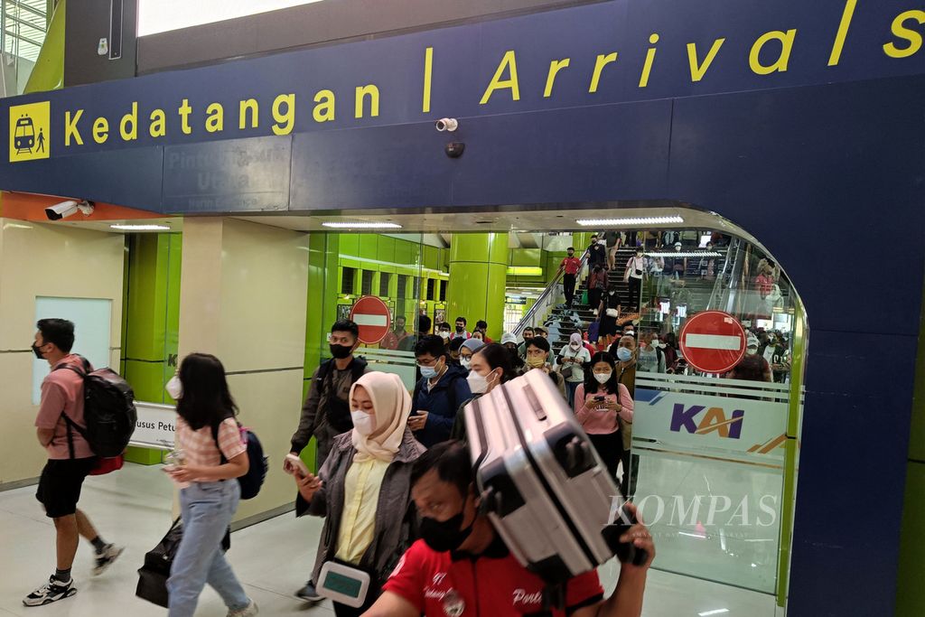  Penumpang kereta api jarak jauh tiba di Stasiun Gambir, Jakarta, Minggu (25/9/2022). 