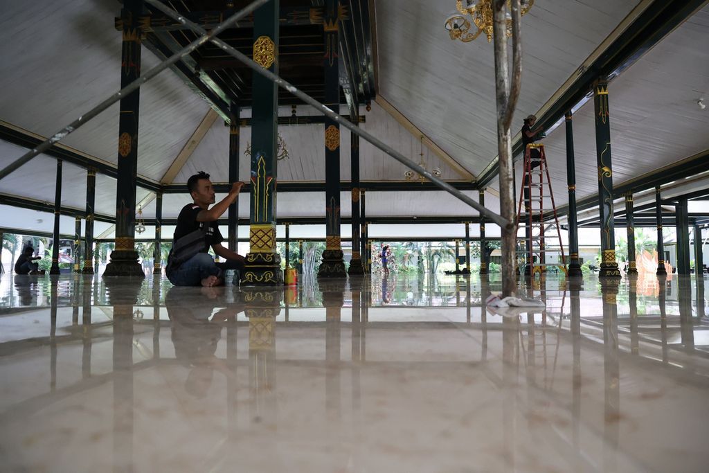 Pekerja mengecat pilar Pendopo Agung Ambarrukmo di dalam kompleks Hotel Royal Ambarrukmo, Sleman, DI Yogyakarta, Kamis (1/12/2022). Pendopo Agung Ambarrukmo dibangun tahun 1857 oleh Raja Keraton Yogyakarta Sultan Hamengku Buwono VI dan hingga kini terus dilestarikan sebagai salah satu bangunan cagar budaya.