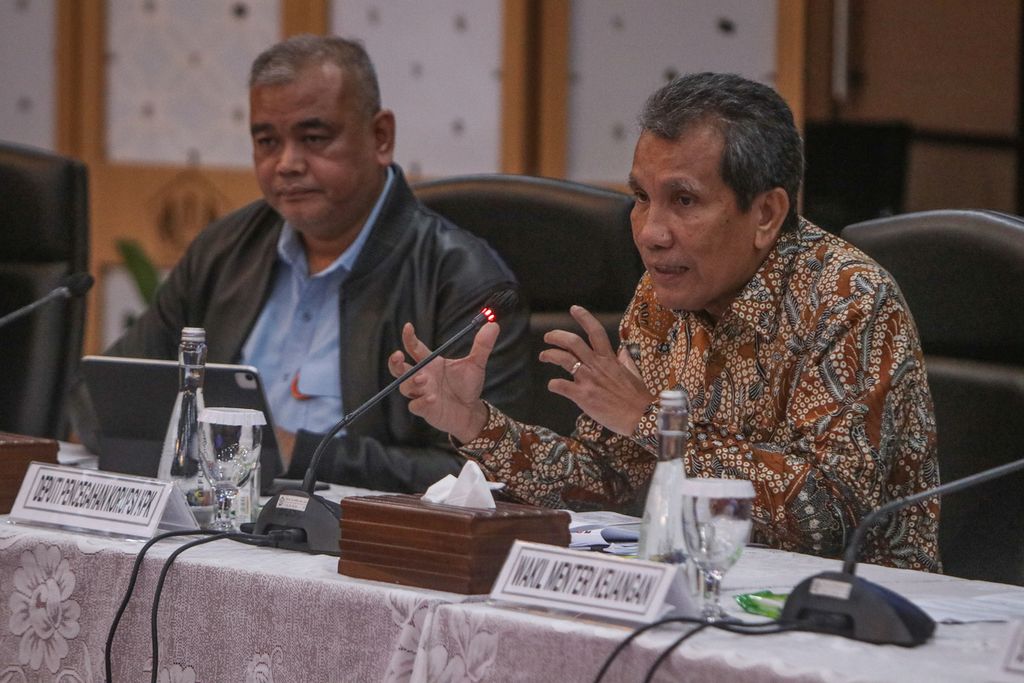 Deputi Pencegahan dan Monitoring KPK Pahala Nainggolan (kanan) berbicara saat konferensi pers di Gedung Radius Prawiro, Kementerian Keuangan, Jakarta, Rabu (1/3/2023). 
