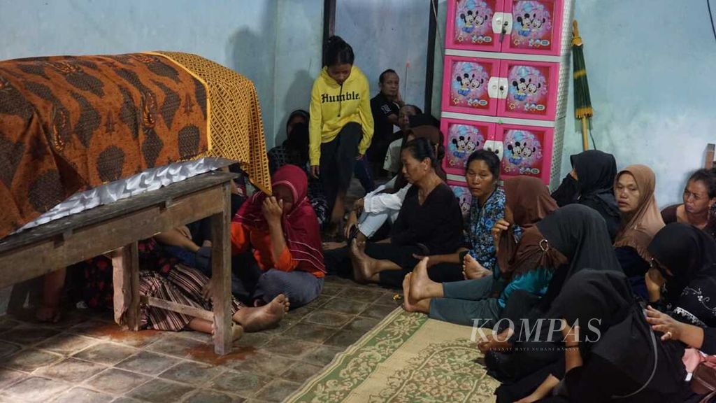 Jasad Aldi Apriyanto disemayamkan di rumahnya di Dusun Wuni, Desa Nglindur, Kecamatan Girisubo, Kabupaten Gunungkidul, Daerah Istimewa Yogyakarta, Senin (15/5/2023), sebelum dikuburkan. Aldi merupakan warga setempat yang tewas akibat tertembak senapan aparat kepolisian dalam acara campursari di dusun itu pada Minggu (14/5) malam.
