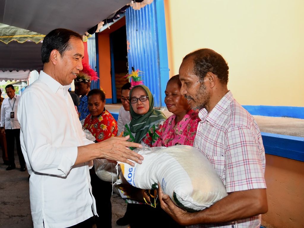 Presiden Joko Widodo membagikan bantuan pangan berupa 10 kilogram beras kepada keluarga penerima manfaat di Kabupaten Biak Numfor, Provinsi Papua, Rabu (22/11/2023) sore.
