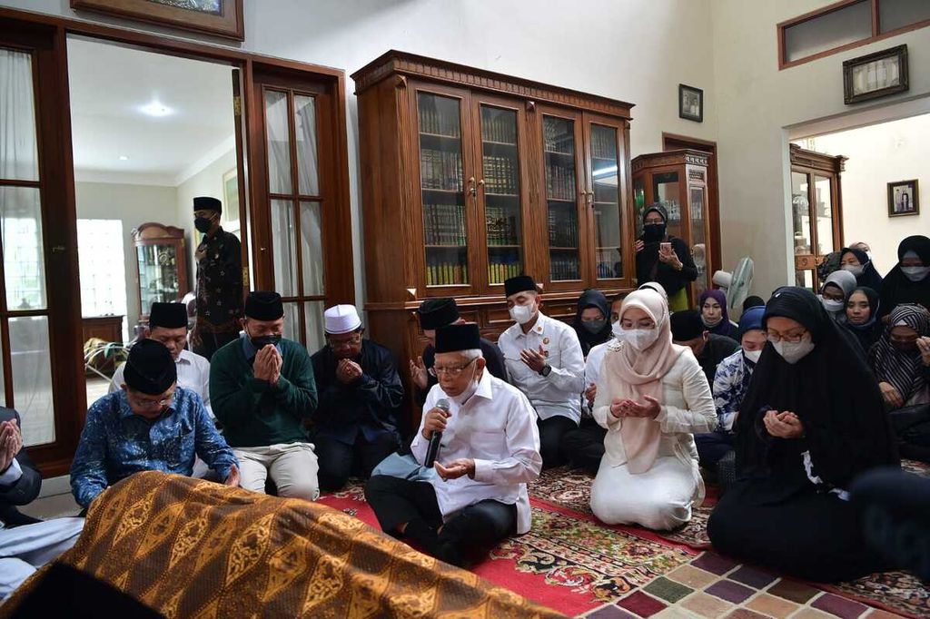 Wakil Presiden Ma’ruf Amin didampingi Ibu Wury Ma’ruf Amin melayat ke rumah duka KH Ali Yafie di Tangerang Selatan, Banten, Minggu (26/2/2023). 