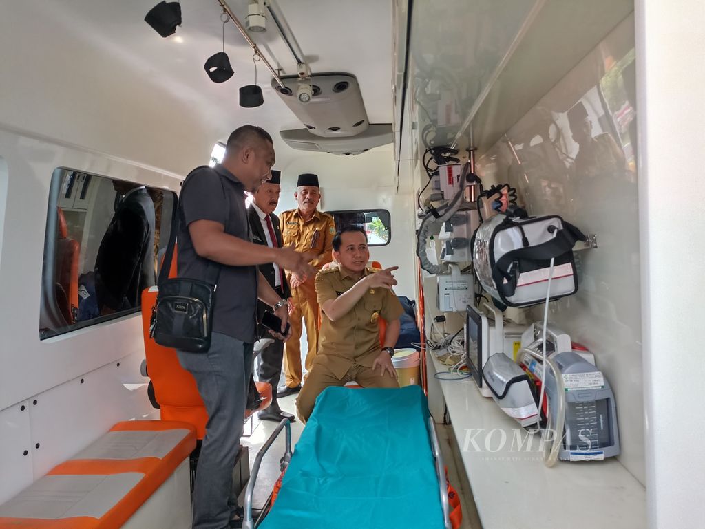 Penjabat Gubernur Sumatera Utara Agus Fatoni mengecek ambulans untuk Pekan Olahraga Nasional Aceh-Sumut 2024, di Medan, Selasa (27/8/2024).