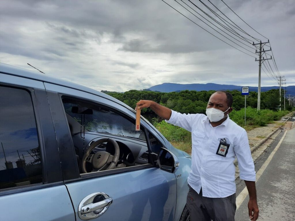 Kepala Komisi Nasional Hak Asasi Manusia Perwakilan Wilayah Papua Frits Ramandey melakukan rekonstruksi kasus penyerangan kaca mobil Ketua Aliansi Jurnalis Independen Jayapura Lucky Ireeuw pada Senin (9/8/2021).