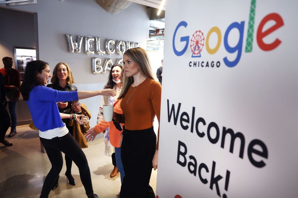 Google menyambut kembali karyawannya yang masuk kerja di kantor Chicago, 5 April 2022. Karyawan Google kembali bekerja di kantor setelah dua tahun bekerja di rumah akibat pandemi Covid-19.