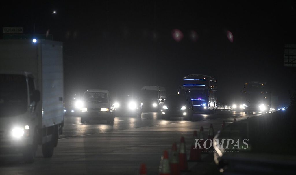 Kendaraan dari arah Jakarta memasuki Gerbang Tol Cikampek Utama di Kilometer 70 Jalan Tol Jakarta-Cikampek pada Kamis (28/4/2022) pukul 23.00. 