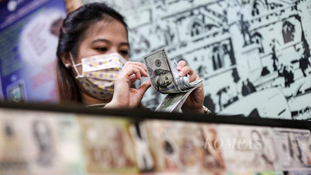 Petugas menghitung dollar AS di tempat penukaran valuta asing PT D8 Valasindo di kawasan Gandaria, Jakarta Selatan, Jumat (19/4/2019).